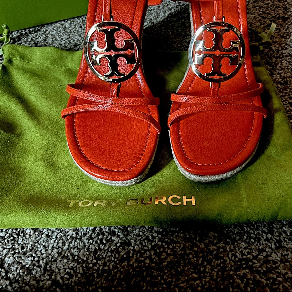 Tory Burch Women's Leather Wedge Sandal. Size 8, Brand new, with original duster